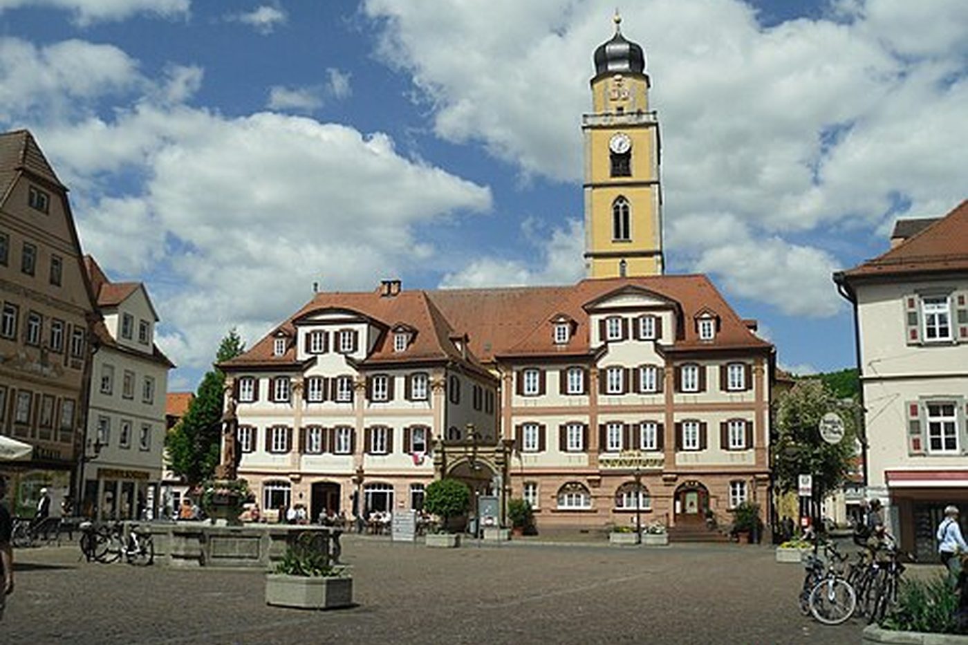 Ein ruhiger Marktplatz in einer deutschen Stadt mit Kirchturm